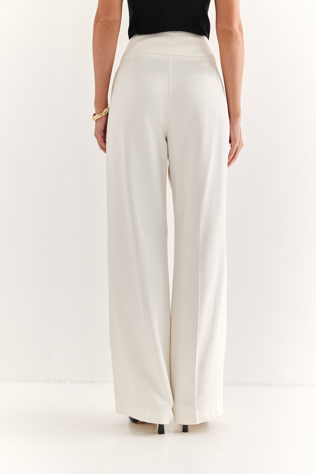 Брюки с боковой застёжкой: чистая линия и безупречная посадка
Эти брюки — воплощение утончённого минимализма. Высокая посадка подчёркивает талию, а скрытая боковая застёжка на молнию и пуговицы сохраняет идеальную гладкость передней линии, визуально вытягивая силуэт.
Прямой крой и плотная, хорошо держащая форму ткань создают стройный и элегантный образ. Широкий пояс анатомической формы обеспечивает комфортную посадку и подчёркивает женственность.
Идеальны в комплекте с жакетом или шелковой блузой, а также легко адаптируются под повседневный образ с базовой рубашкой или топом.
Брюки, которые подчеркивают вкус без лишних слов.