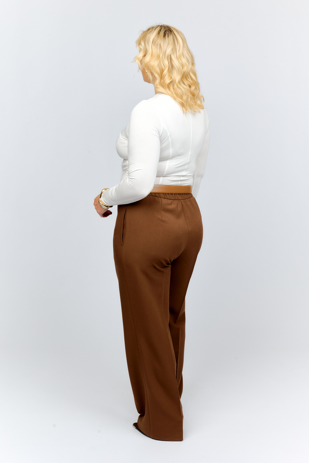 Боди из бамбука приталенного силуэта с рельефами на полочке. Рукав полной длины.