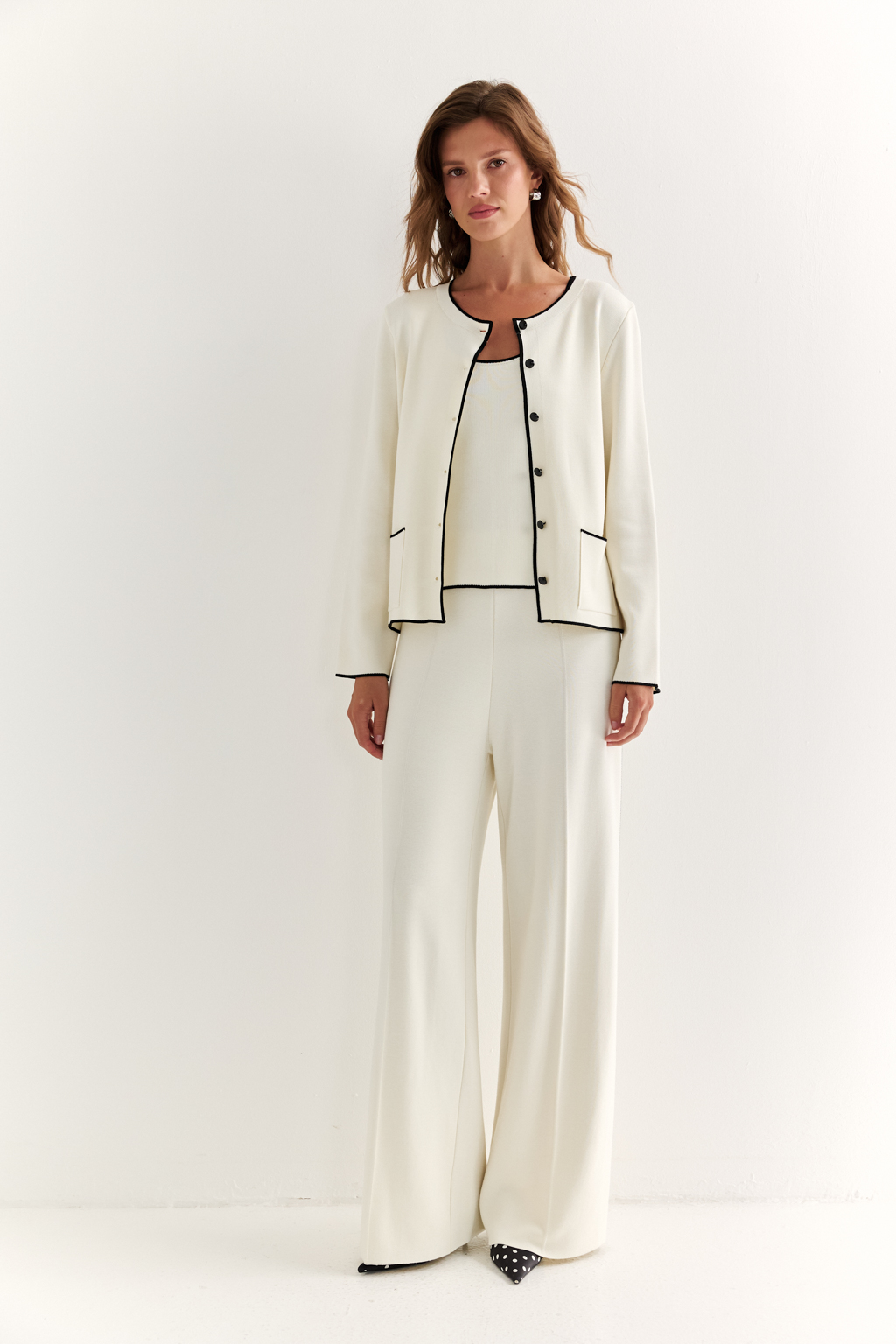 Жакет прямого силуэта длиной выше бедер с контрастной отделкой и застежкой на пуговицы. Рукав полной длины.