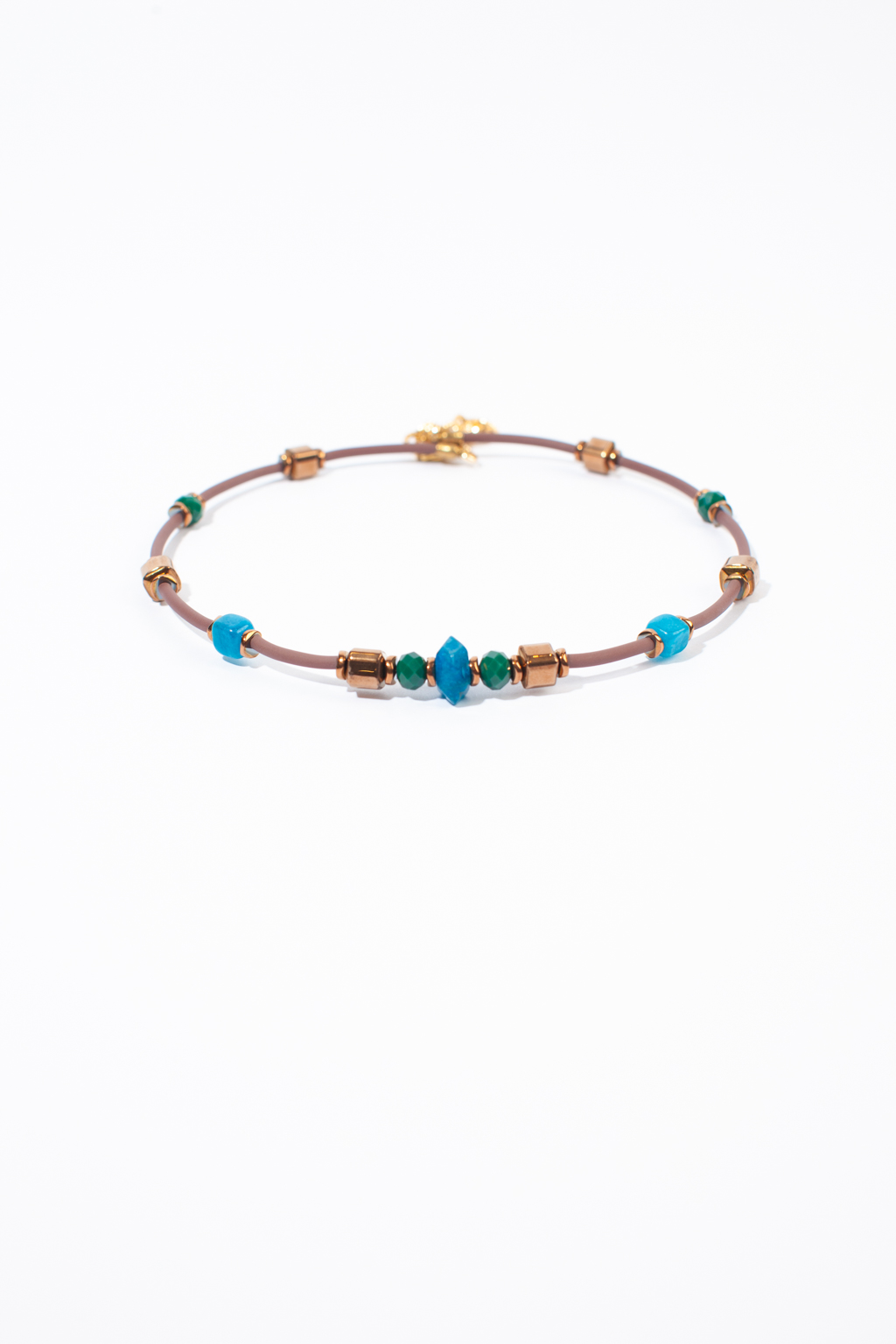 Дизайнерское колье выполнено из натуральных камней и бижутерного сплава. Изделие изготавливается вручную, что придает ему уникальность и неповторимость