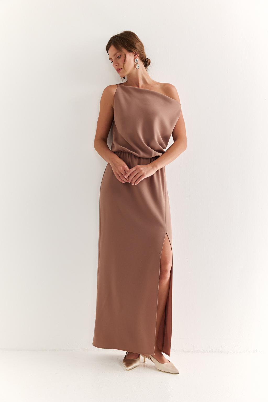 Минималистичное платье без рукавов: современная лаконичность

Чистые линии и прямой силуэт делают это платье воплощением минимализма в его утончённой форме. Деталь "качель" на вырезе добавляет образу выразительности и функциональности, позволяя легко менять настроение — от делового до расслабленного.

Мягкая ткань подчёркивает архитектуру кроя и обеспечивает комфорт в движении. Элегантная длина макси придаёт модели статусность и женственность.

Современная база для тех, кто ценит утончённую простоту.