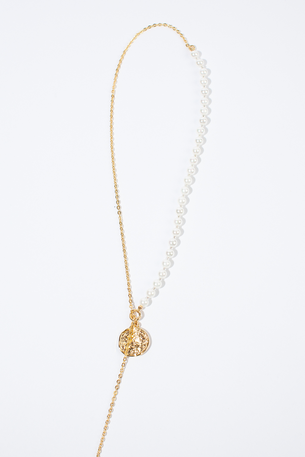 Элегантное колье из коллекции "Выход в свет" предлагает современное прочтение классики. Длинная нить из майорки базового белого цвета дополнена подвеской из гипоаллергенного металла. Кулон также выполен из гипоаллергенного сплава со стойким гальваническим покрытием золотом.