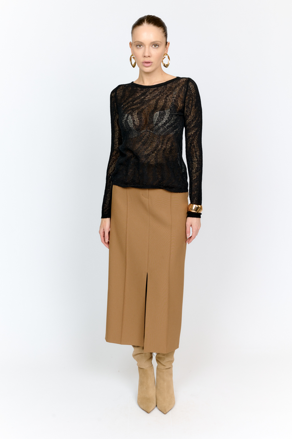 Трикотажный джемпер черного цвета прилегающего силуэта из тонкой смесовой пряжи с шерстью альпаки. Особенность модели - ажурный анималистичный дизайн, который придает изделию модный градус и позволяет создавать множество образов на базе джемпера.