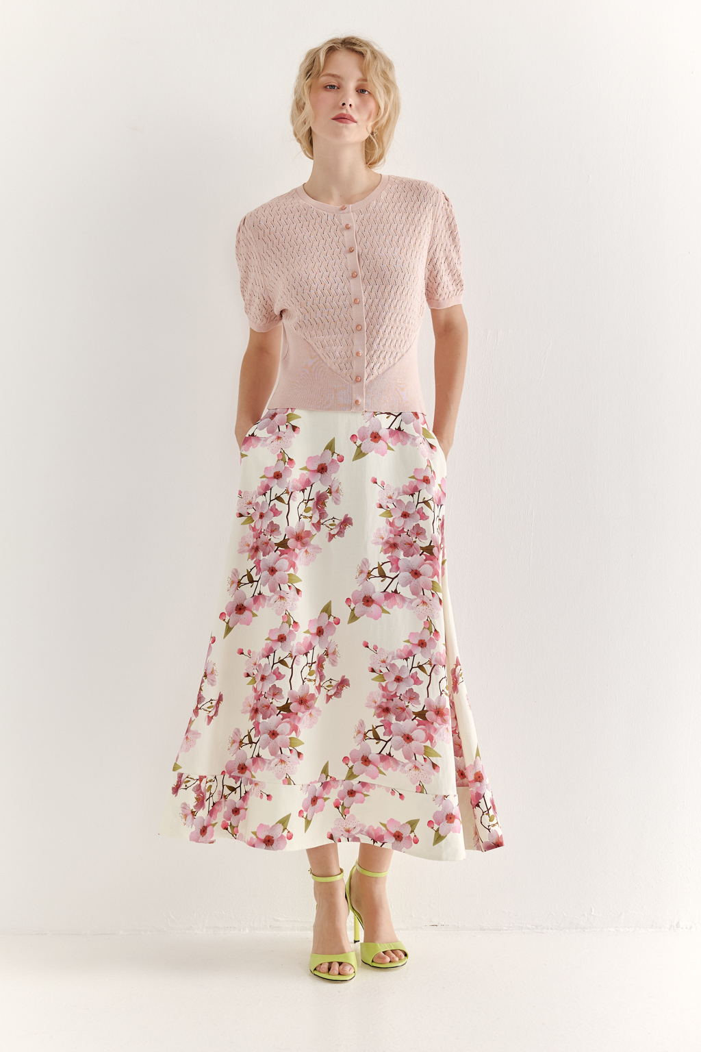 Юбка миди с силуэтом полусолнце, создана из плотной, но при этом пластичной ткани, где основу составляют волокна вискозы и льна. Расширяющийся книзу силуэт дополнен притачным бордюром по нижнему краю, что подчеркивает женственность образа. Ключевой деталью, является эксклюзивный принт, разработанный в дизайн-бюро бренда. В этом принте нежные розовые цветы сакуры и молочный оттенок фона образуют гармоничное, элегантное сочетание, рождающее ощущение красоты и утонченности. Предлагаем носить эту юбку с льняными жакетами в светлых тонах, а так же с корсетом из этой же ткани или вязанными блузами в розовом цвете.