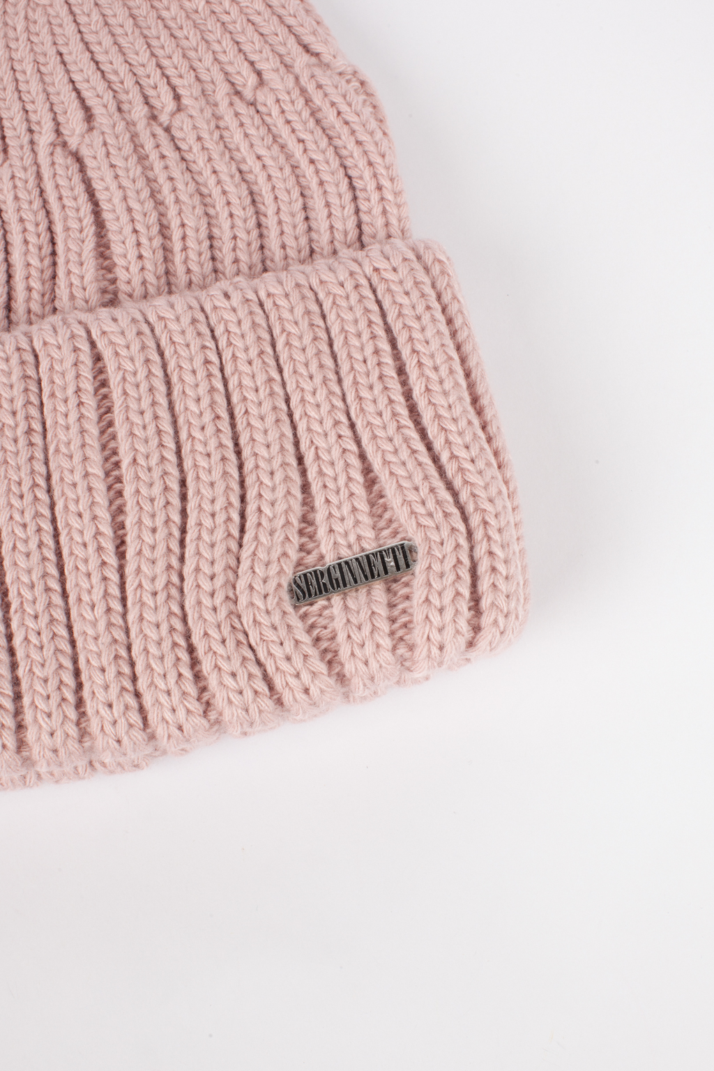 Шапка женская с отворотом. Является совершенным аксессуаром для утепления в осенний и зимний сезон.