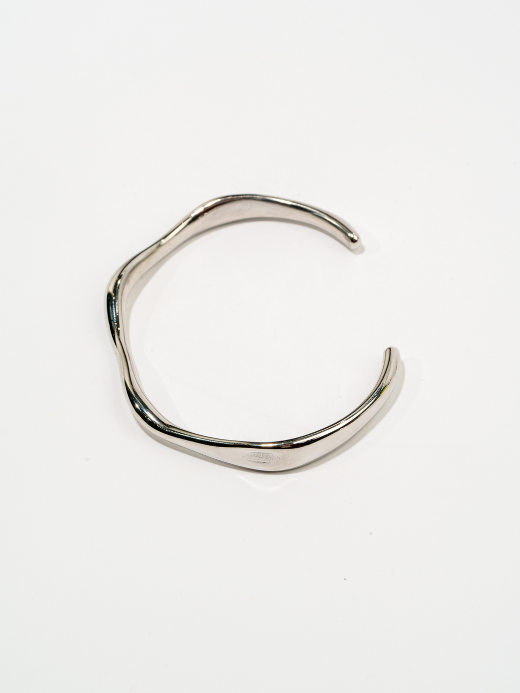 Базовый браслет выполнен из нержавеющей стали с гипоаллергенным покрытием.