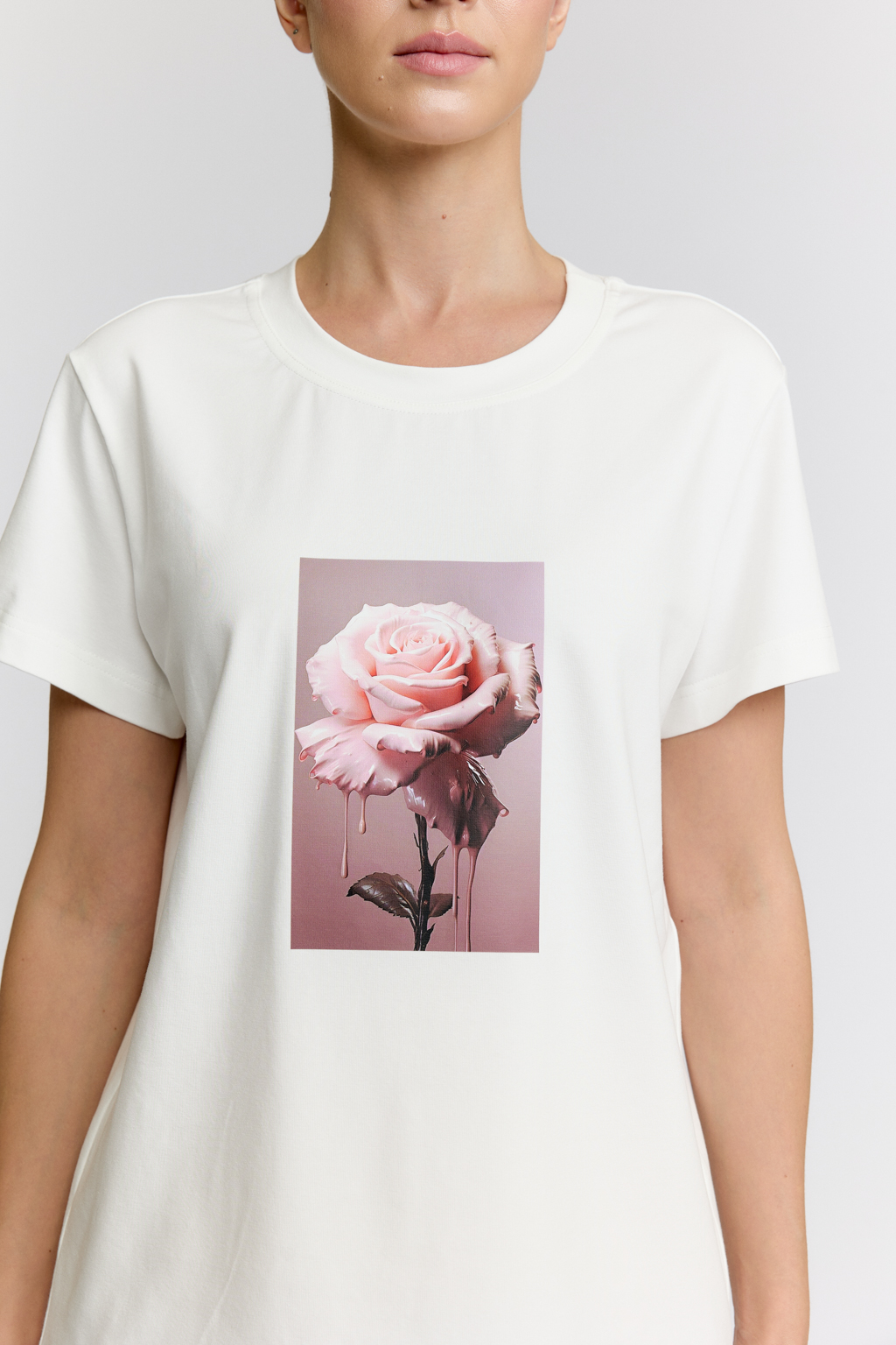 Футболка прямого силуэта с принтом по полочке.