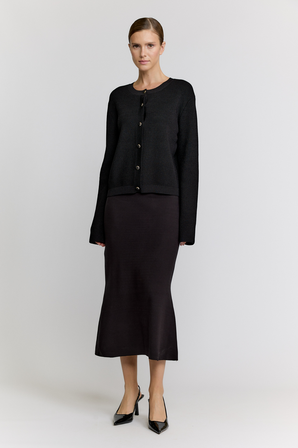 Юбка длиной миди с расклешением понизу.