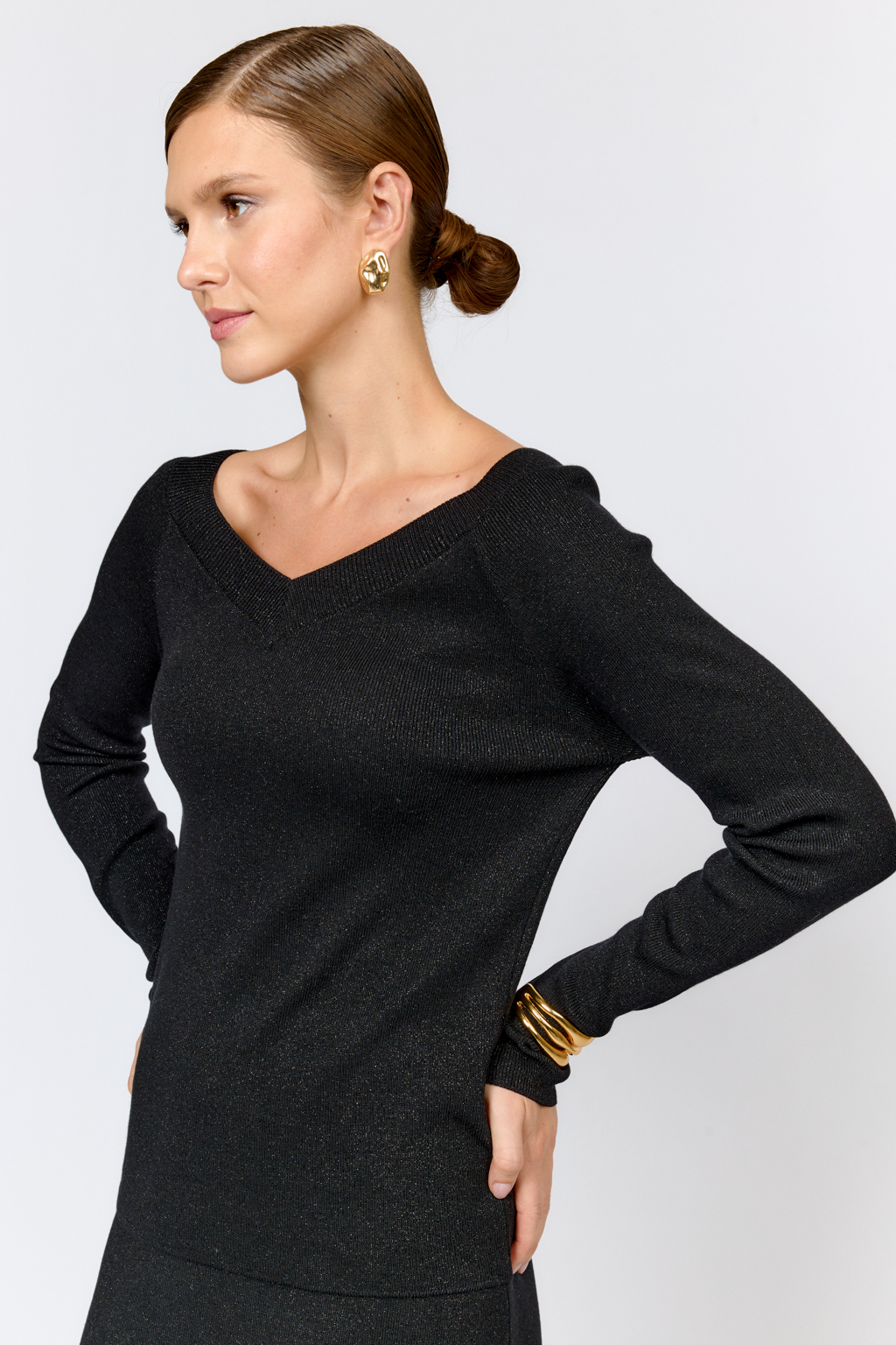 Джемпер прилегающего силуэта с V-образной горловиной, рукавом реглан. Элегантный силуэт с длиной выше бёдер и изящным вырезом подчёркивает женственность и создает безупречный образ.  Прилегающий крой и простота линий позволяют носить джемпер в качестве первого слоя под жакеты и жилеты.  Джемпер держит форму, не теряет свих качеств после чистки и обеспечивает максимальный комфорт в носке.