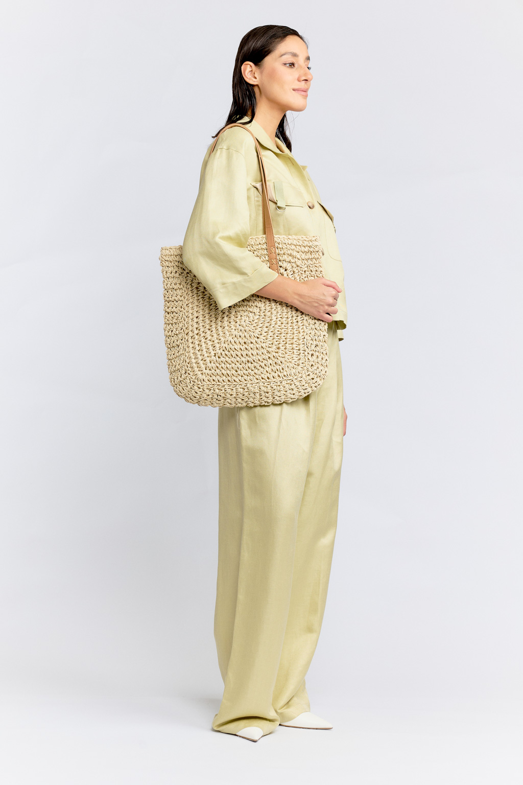 Пляжная сумка в трендовом стиле эко-минимализм выполнена экологически чистой целлюлозы. Удобная и вместительная сумка светло-бежевого цвета с застежкой на молнии прекрасно дополнит летние образы. Длинные ручки из эко-кожи позволят носить ее на плечо. Размеры 39*2*40 см