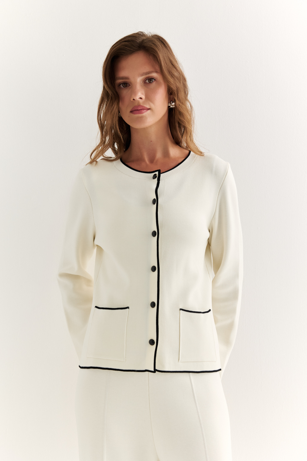 Жакет прямого силуэта длиной выше бедер с контрастной отделкой и застежкой на пуговицы. Рукав полной длины.