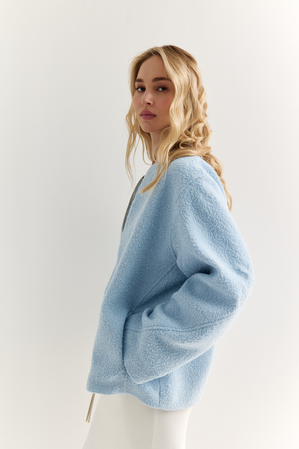 Куртка оверсайз силуэта длиной до бедер с застежкой на молнию