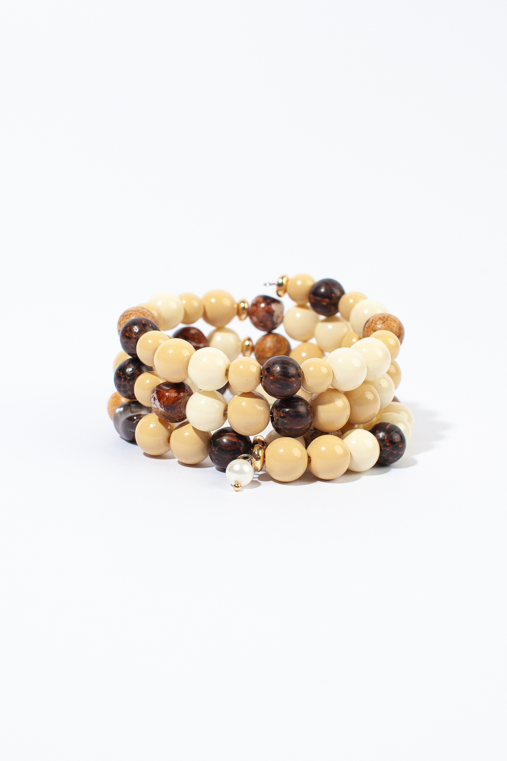 Стильный браслет из натуральной яшмы выполнен вручную. Дополнен бусинами из акрила и фурнитурой из гипоаллергенного металла.