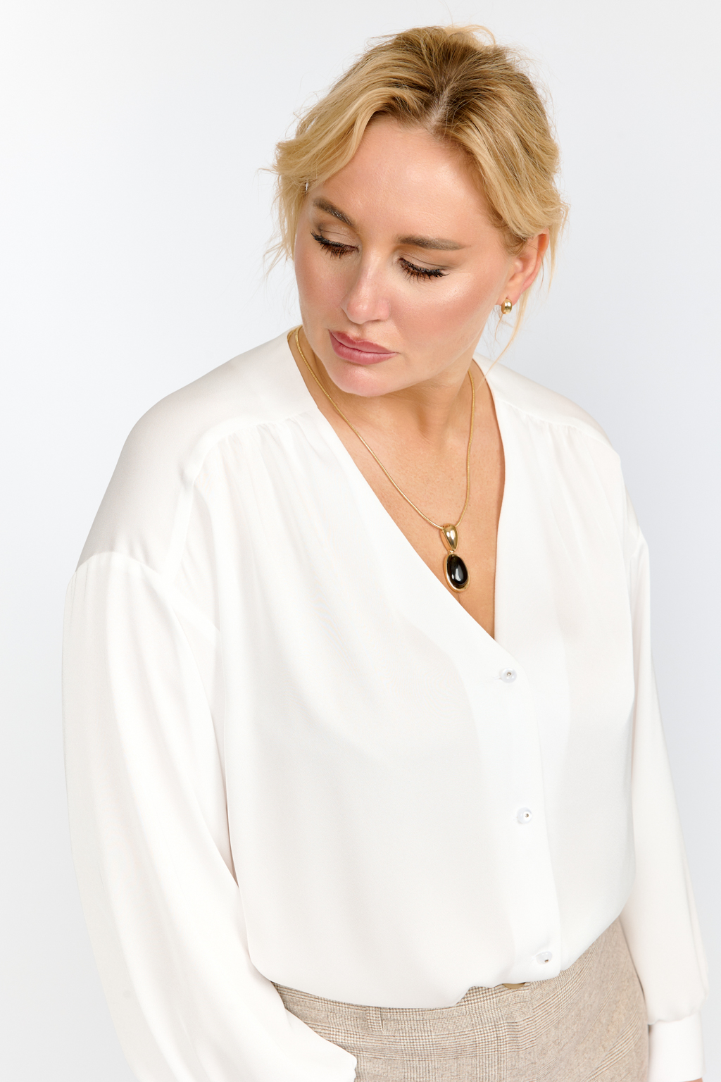 Блуза из крепа свободного силуэта со спущенным рукавом и сборкой в плечевом шве. Застежка на пуговицах. Рукав свободный полной длины на манжете.