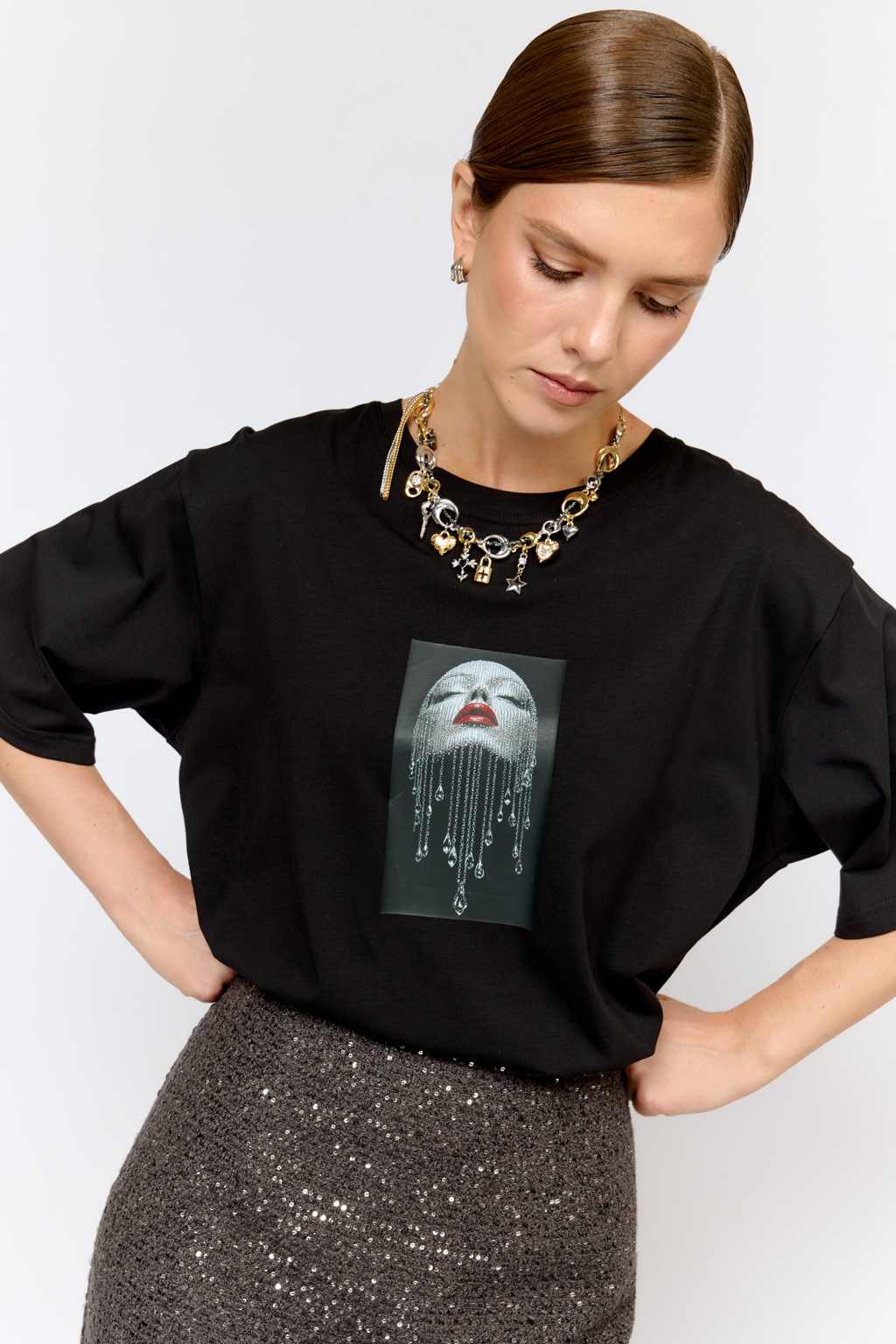 Прямая футболка в черном цвете с принтом "Diаmonds". Мягкий трикотаж из натуральной ткани и комфортный крой создают идеальный баланс между стилем и удобством.