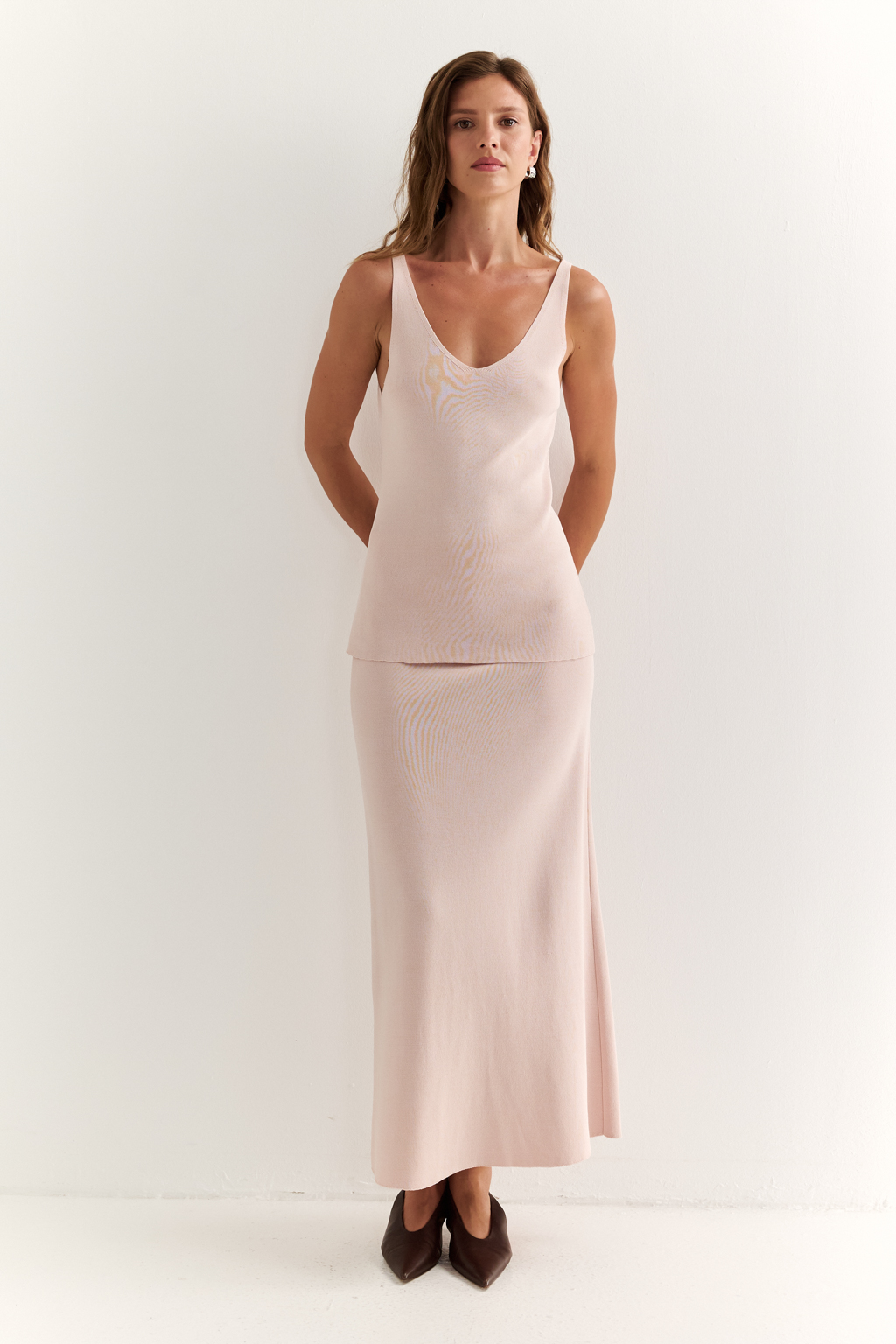 Топ с V-образным вырезом горловины.