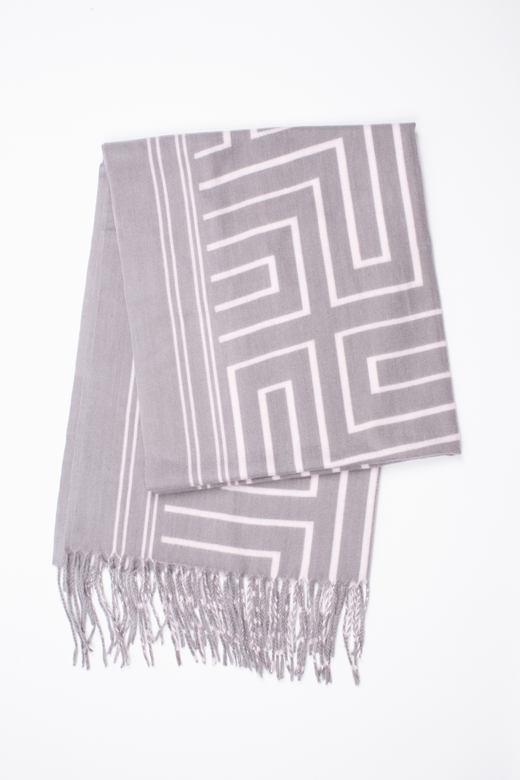 Палантин с геометрическим принтом изготовлен из практичной и приятной на ощупь 100 % вискозы. Изделие согреет в прохладную погоду, защитит от ветра голову и шею, с легкостью адаптируясь к различным комплектам для межсезонья.