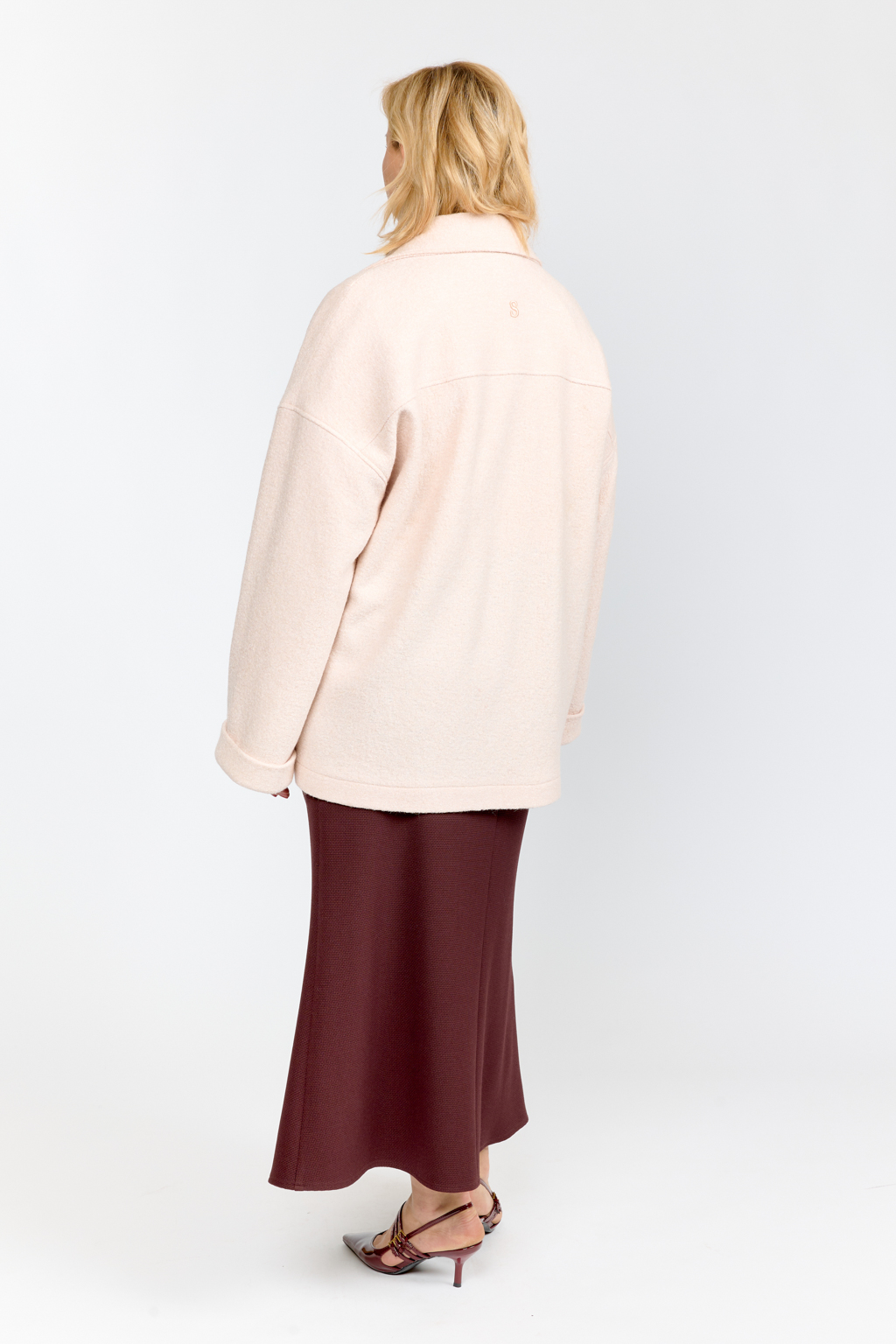 Полупальто с английским воротником свободного оверсайз кроя со спущенным рукавом и застежкой на 2 пуговицы. Длина до середины бедра. На спике вышивка "S".