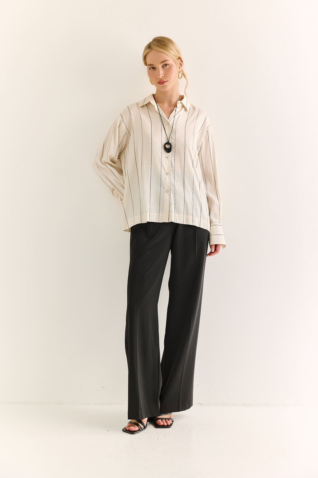 Рубашка в широкую молочно-черную полоску 