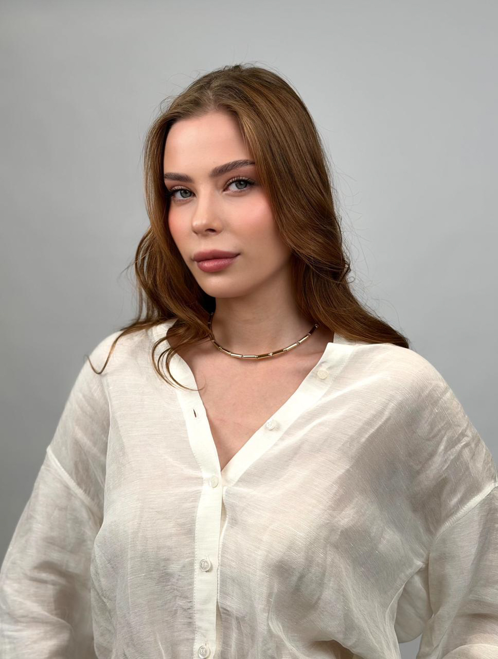 Лаконичное современное колье золотого цвета выполнено из гальванизированного хрусталя и гематита. Идеально для повседневного или вечернего образа. Длина колье регулируется от 33 до 50 см. Фурнитура выполнена из гипоаллергенного сплава со стойким гальваническим покрытием.