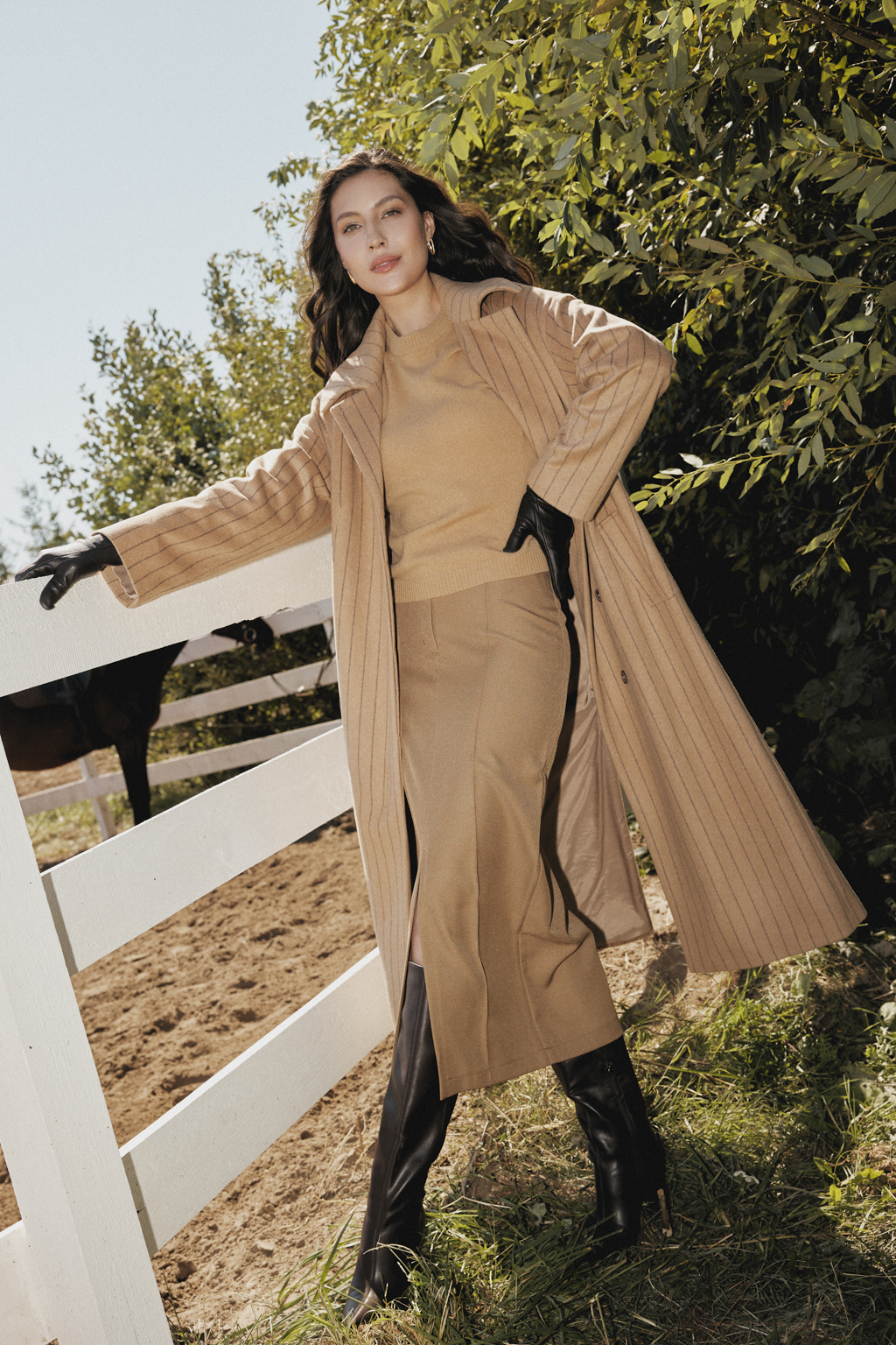 Изысканная модель пальто макси-длины, которая станет настоящей жемчужиной любго гардероба надолго! Благородный кэмал с выразительными серыми полосами создаёт неповторимый элегантный образ. Мягкая пальтовая ткань с нежным ворсом  обеспечивает комфорт и тепло в прохладную погоду.