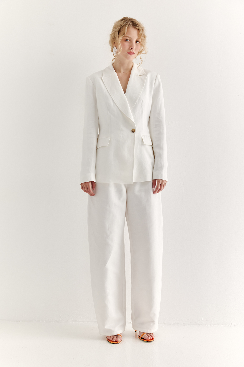 Джинсы свободного силуэта Barrel Leg – исключительное предложение этого сезона. Выполненные из хлопка и льна белого цвета, они расставляют безупречные акценты в образе, сочетая комфорт и стиль. Объемные в области бедер и чуть зауженные к низу.  Джинсы Barrel Leg с округлым силуэтом превосходно дополнят компактные трикотажные блузы, топы и льняные жакеты, создавая неповторимый образ. Одна из шлевок украшена изысканной 3D-вышивкой в виде литеры “S”-первой буквы названия бренда.