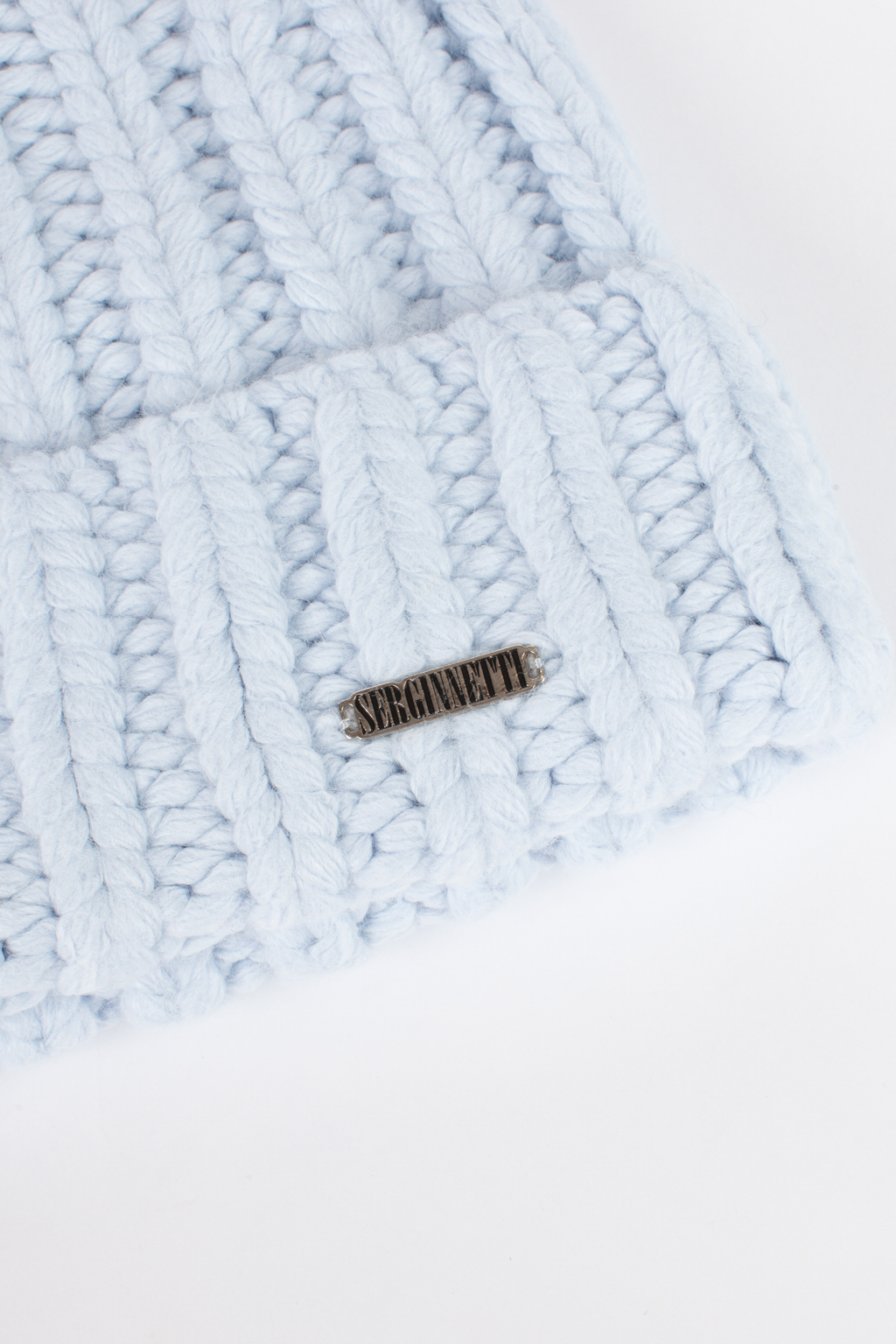 Шапка женская крупной вязки с отворотом. Является совершенным аксессуаром для утепления в осенний и зимний сезон.