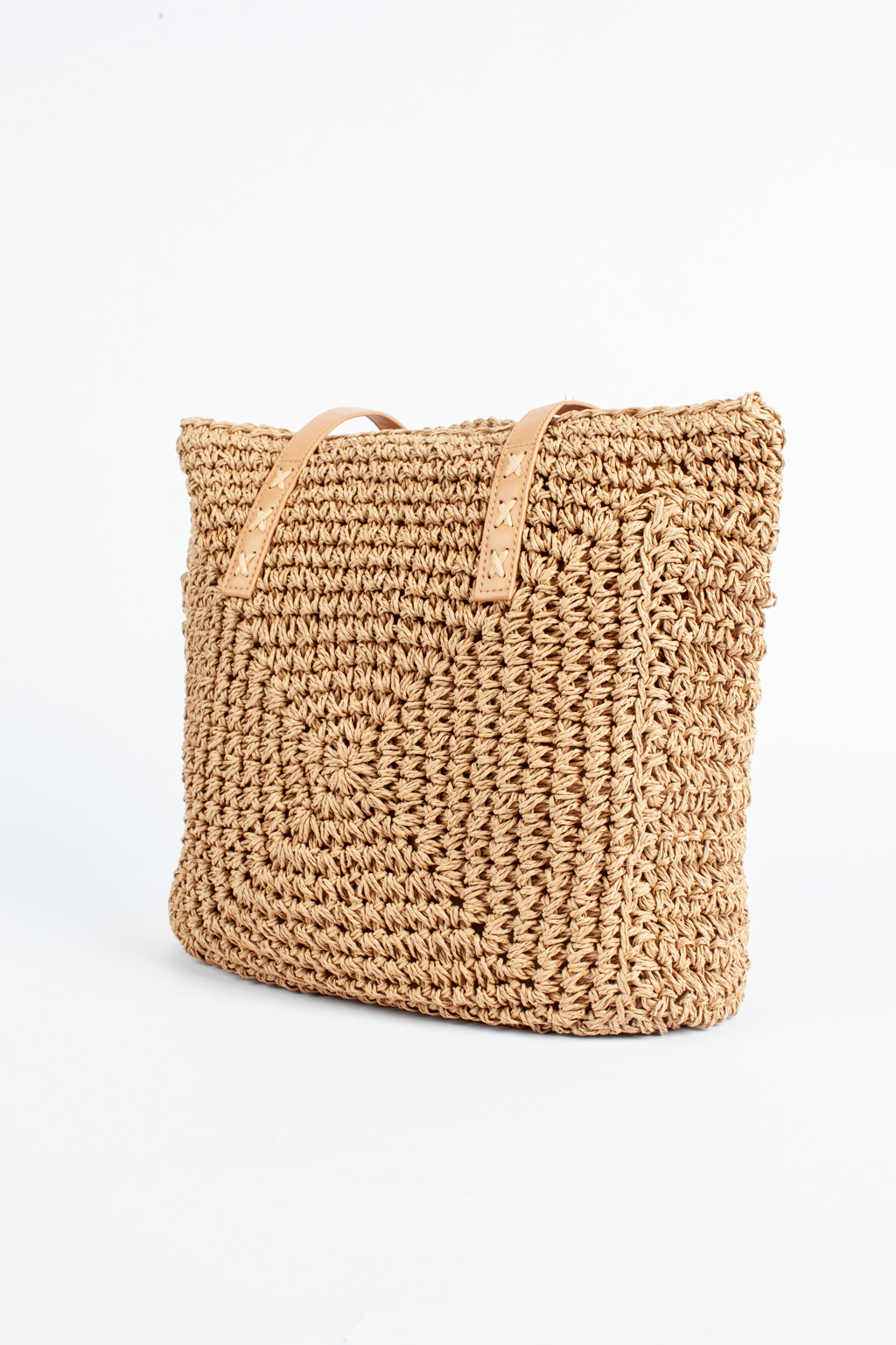 Пляжная сумка в трендовом стиле эко-минимализм выполнена экологически чистой целлюлозы. Удобная и вместительная сумка темно-бежевого цвета с застежкой на молнии прекрасно дополнит летние образы. Длинные ручки из эко-кожи позволят носить ее на плечо. Размеры 39*2*40 см