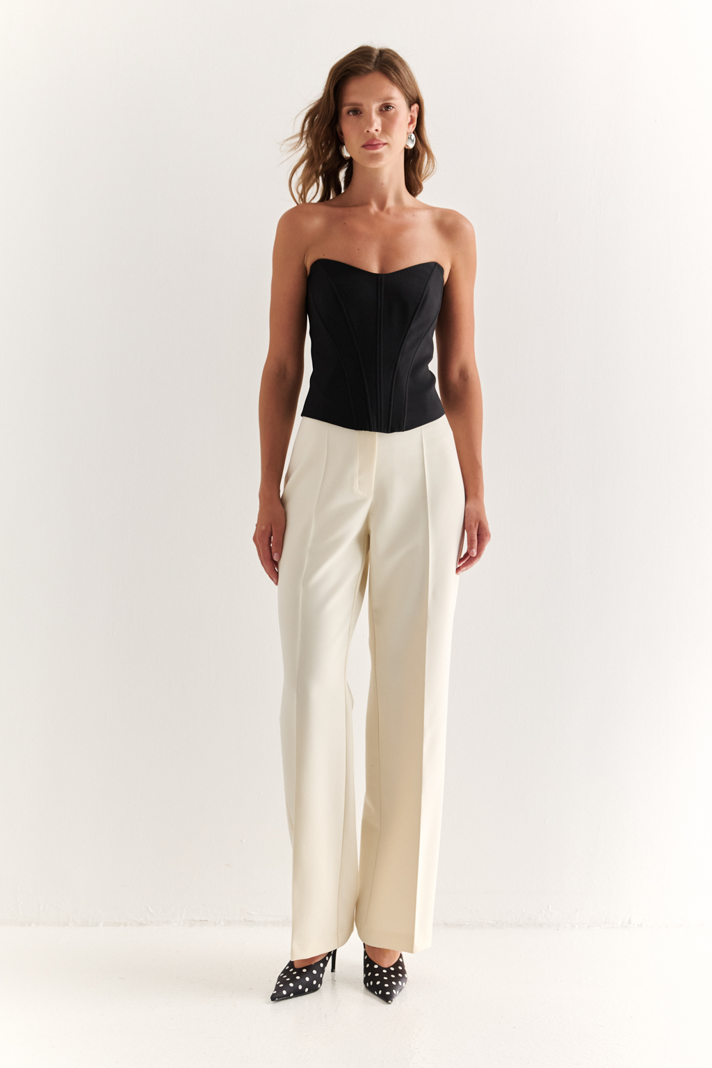 Корсет приталенного силуэта в черном цвете