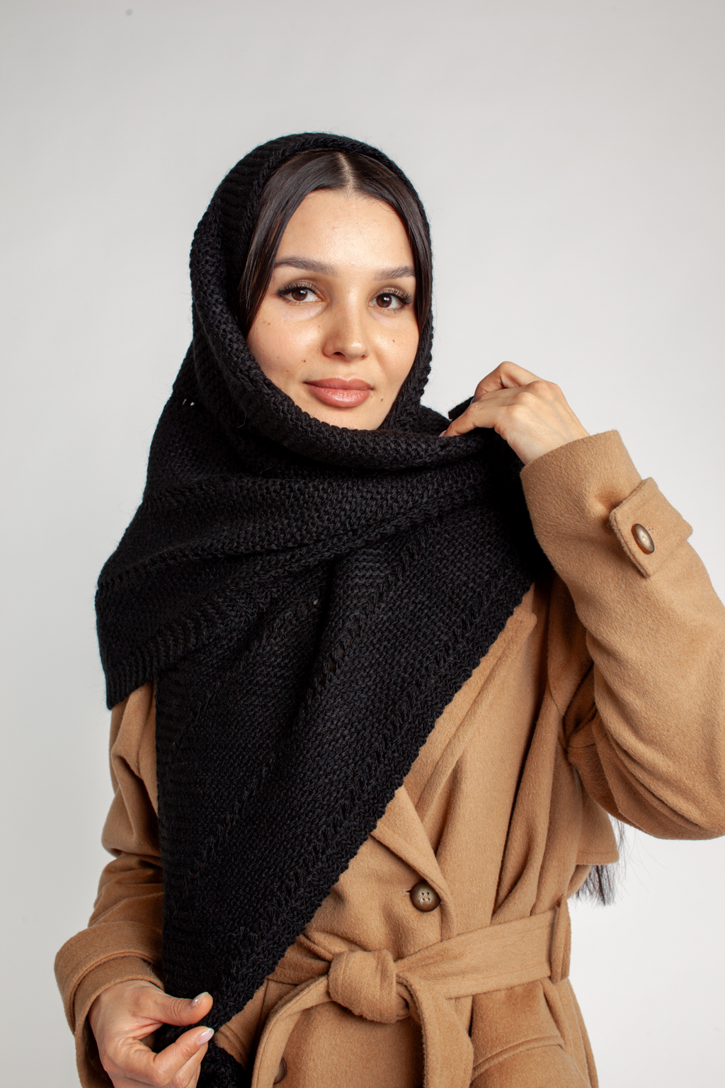 Косынка женская-  универсальный аксессуар, обладающий согревающей функцией и возможность обыгрывать образ в любой интерпритации. В составе материала шерсть, обеспечивающая морозоустойчивость и сохранения тепла в холодный период.