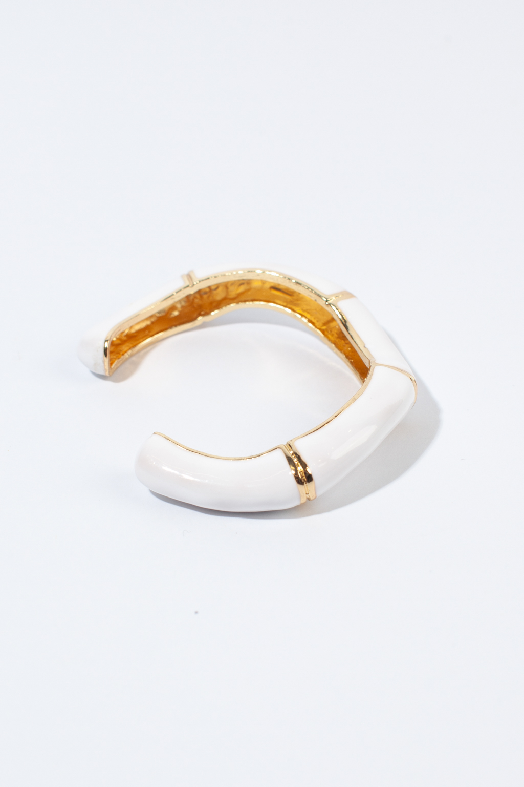 Браслет женский в винтажном стиле. Выполнен из гипоаллергенного бижутерного сплава и пластика, легкий по весу.