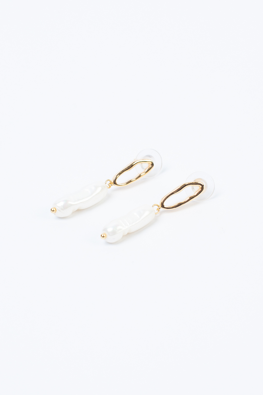 Элегантные серьги в классическом стиле выполнены из гипоаллергенного сплава и подвесками из белой майорки.