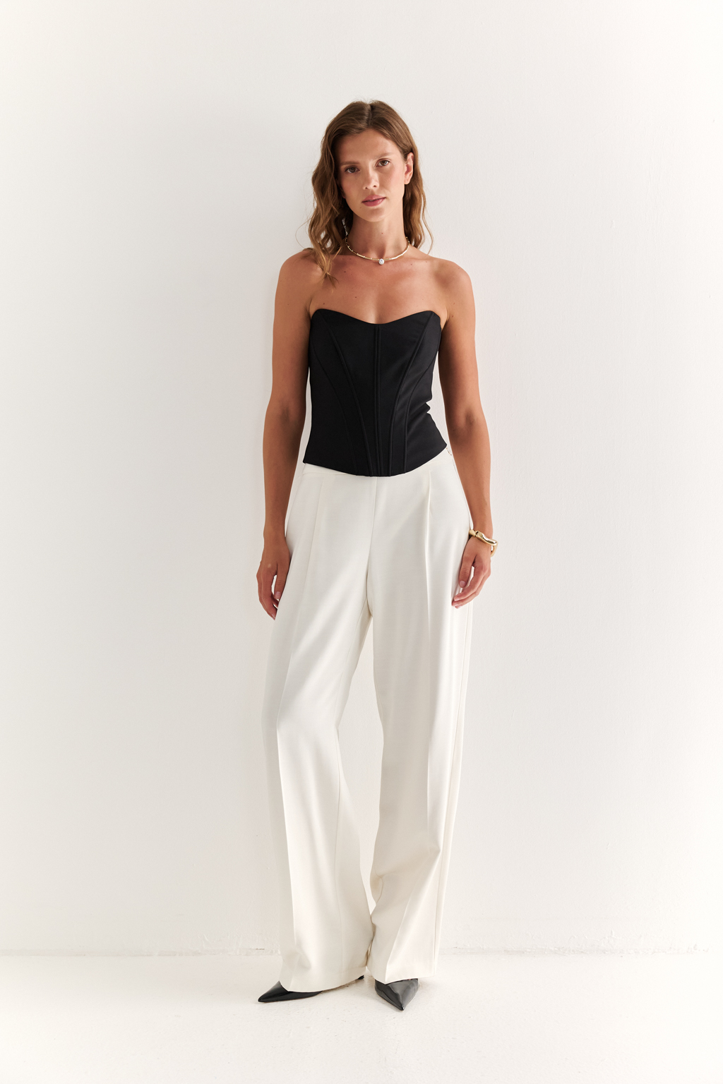 Брюки с боковой застёжкой: чистая линия и безупречная посадка
Эти брюки — воплощение утончённого минимализма. Высокая посадка подчёркивает талию, а скрытая боковая застёжка на молнию и пуговицы сохраняет идеальную гладкость передней линии, визуально вытягивая силуэт.
Прямой крой и плотная, хорошо держащая форму ткань создают стройный и элегантный образ. Широкий пояс анатомической формы обеспечивает комфортную посадку и подчёркивает женственность.
Идеальны в комплекте с жакетом или шелковой блузой, а также легко адаптируются под повседневный образ с базовой рубашкой или топом.
Брюки, которые подчеркивают вкус без лишних слов.