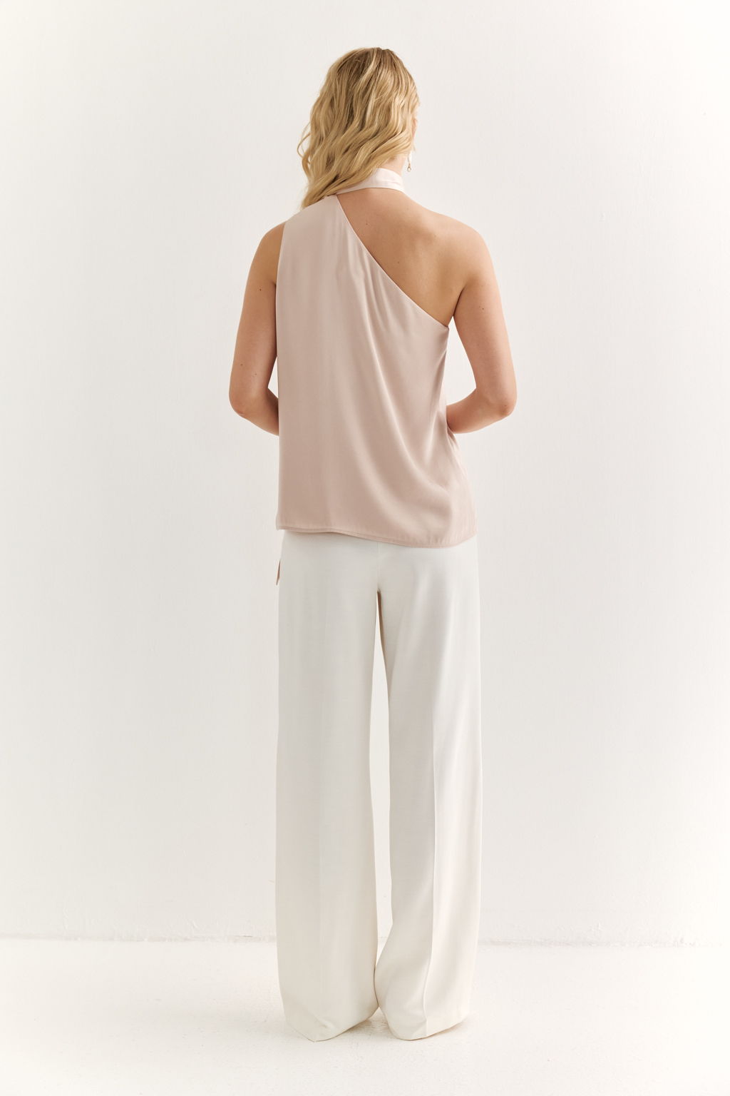 Топ с ассиметричной завязкой переходящей в шарф