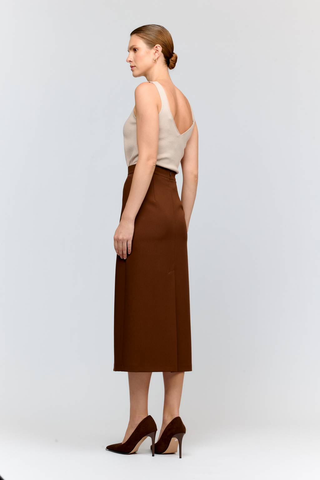 Юбка прилегающего силуэта из костюмной ткани древесного цвета с зауженным кроем. Длина миди и безупречная посадка подчеркнут вашу женственность. Идеальна для создания деловых комплектов.