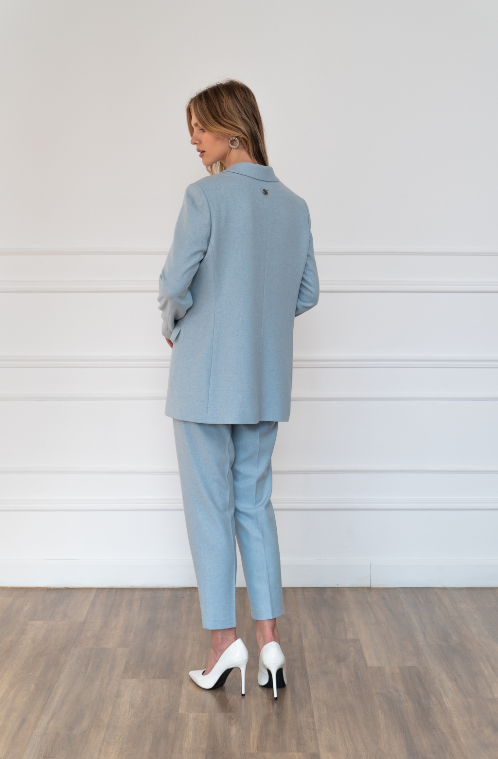 Жакет полуприлегающего силуэта с английским воротником и застежкой на две пуговицы. Длина до бедер. По воротнику декоративная отстрочка "ручной стежок"