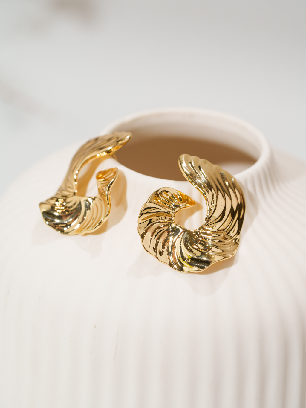 Дизайнерские серьги выполнены из гипоаллергенного металла золотого цвета.Тип замка - гвоздик.