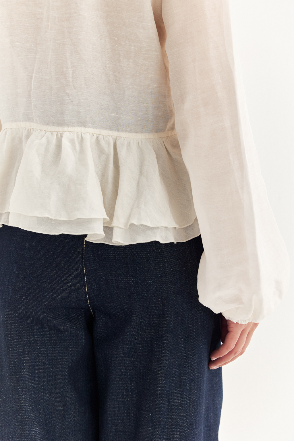 Блуза, выполненная в стиле бохо-шик, предстает в нежном и трендовом оттенке словочного масла. Ткань, сотканная из льна и вискозы, дарит ощущение легкости. Рюши изящно обрамляют борт и низ изделия, втачной рукав, слегка расширяющийся книзу, завершается мягким объемным манжетом. Блуза завязывается на шнуры-рулики.  Создавайте из этой блузы романтические образы, используйте ее также как второй слой для  многослойного сложного образа.