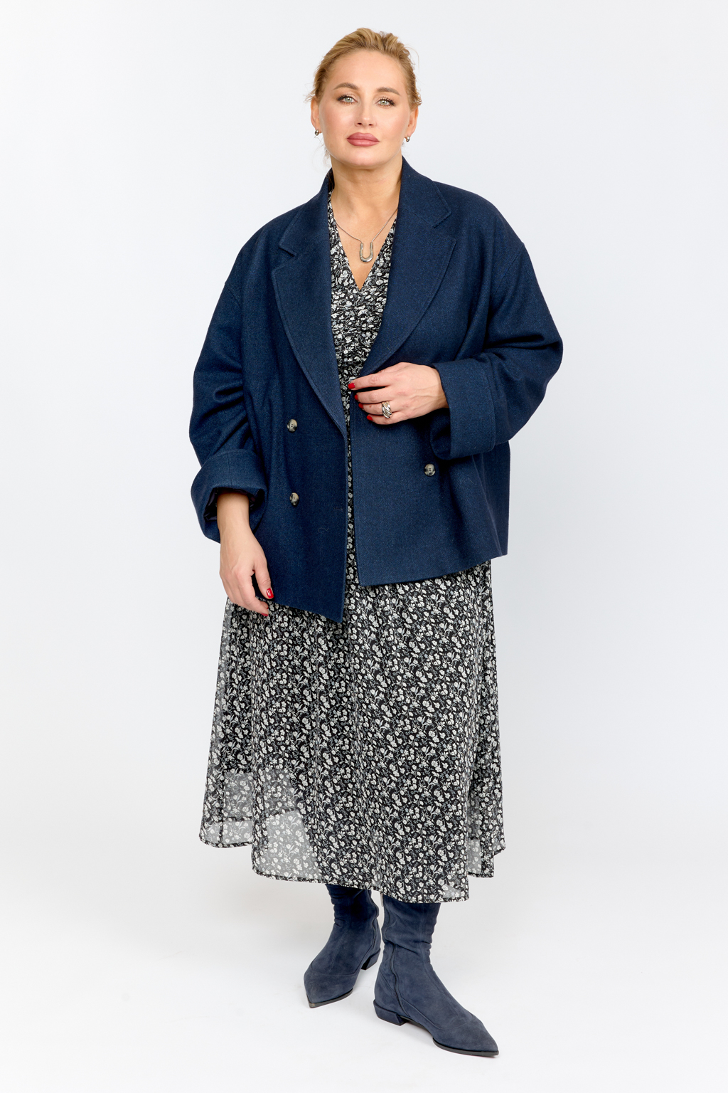 Платье романтичное с V-образным вырезом и коротким рукавом на резинке. Складки по линии горловины переходящие в сборки на талии. Застежка на молнию и пояс.