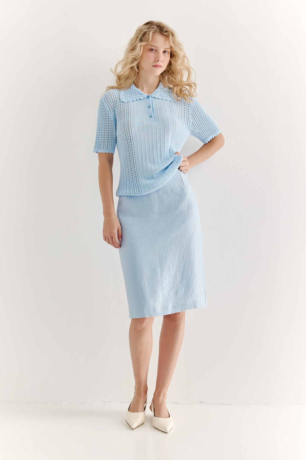 Юбка-карандаш прямого кроя из стопроцентного льняного твила с эффектом «air wash» в акватическом голубом оттенке. Изделие на поясе-обтачке, шлица расположена в среднем шве задней части. Длина юбки элегантно прикрывает колено. Без подкладки. Отличное решение для создания безупречного образа в пастельной гамме.