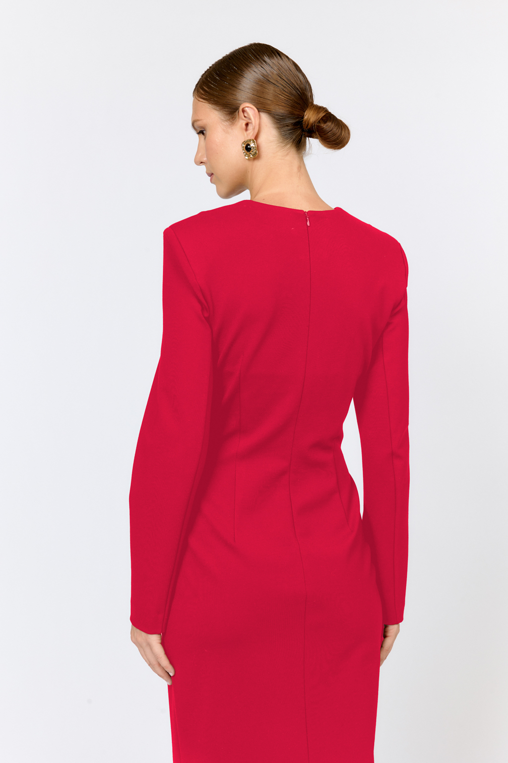 Платье для элегантных образов идеально впишется как в праздничный, так и в будничный гардероб благодаря лаконичности, силуэту и длине. Модель приталенного кроя прилегающего силуэта с глубоким V-образным вырезом и декоративными клапанами создающим эффект баски. Выполнено из плотной трикотажной ткани с содержанием вискозы. Вискоза делает ткань приятной к телу, обеспечивает воздухопроницаемость и пластичность. Нейлон  обеспечивает  износостойкость и стабильность насыщенного цвета.  Преимущества ткани: ткань хорошо держит форму, мягко облегая фигуру.  Не сминается, не требует особого ухода.   Позволяет коже "дышать".