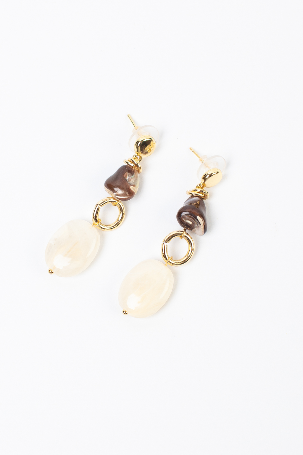 Длинные дизайнерские серьги выполнены из натурального перламутра, акрила и гипоаллергенного сплава.