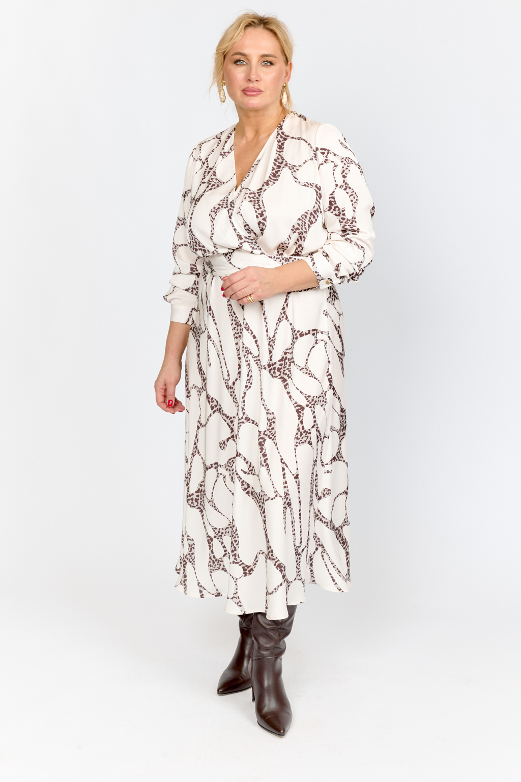 Платье отрезное по талии с V-образным вырезом и воротником шалька. Длина макси с рукавом полной длины на манжете.