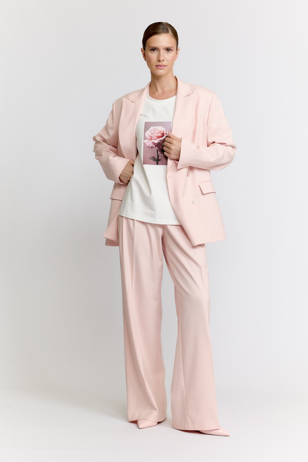 Футболка прямого силуэта с принтом по полочке.