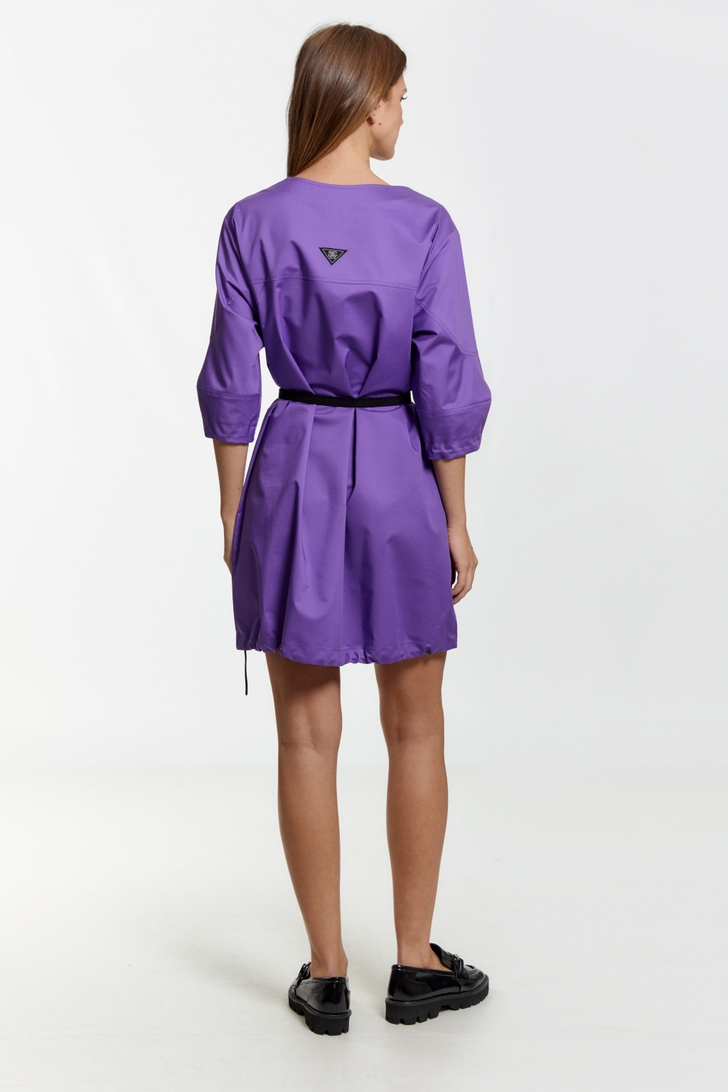 Платье баллон с кулисами по низу рукавов и низу изделия. Рукава длиной 7/8 с фигурными резами. Длина мини. Ремень не входит в комплект.