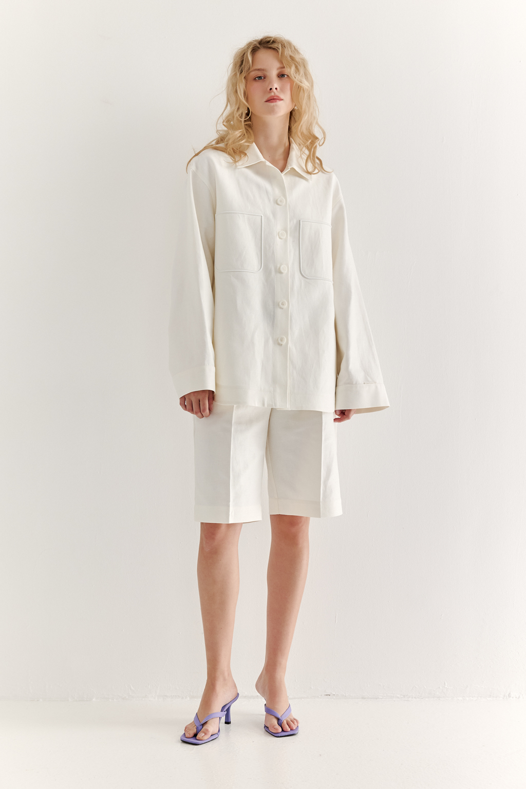 Парка-рубашка, выполненная из стопроцентного льна с диагональной выработкой, представляет собой прекрасный второй слой для летних образов. Скроенная по лекалам классической мужской рубашки, эта модель украшена 3D вышивкой, имитирующей накладные карманы. Планка с застежкой на пуговицы, рубашечный воротник со стойкой, широкие манжеты рукавов, кокетка спинки и вырезы внизу боковых швов подчеркивают уникальный дизайн этой модели. Завершает образ вышивка-слоган новой коллекции, расположенная на воротнике.