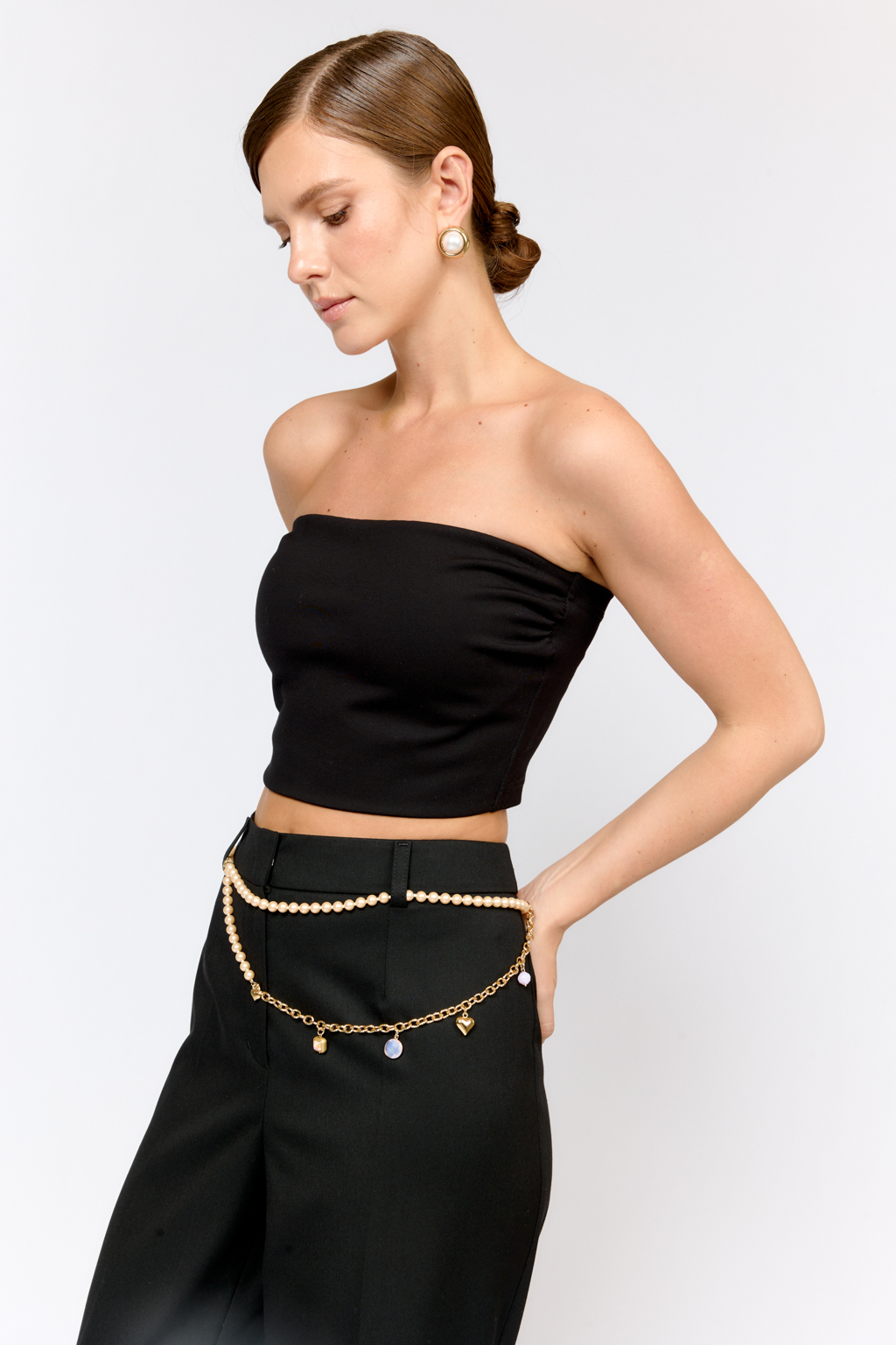 Колье-трансформер на тело для создания стильных образов. Цепочка золотого цвета с элементами из ювелирного стекла дополнена бусинами из майорки. Длина позволяет выбрать актуальный вариант использования: бодичейн, пояс, колье, колье-чокер. Фурнитура изготовлена из гипоаллергенного сплава со стойким гальваническим покрытием. Вес 92 гр. длина 123 см