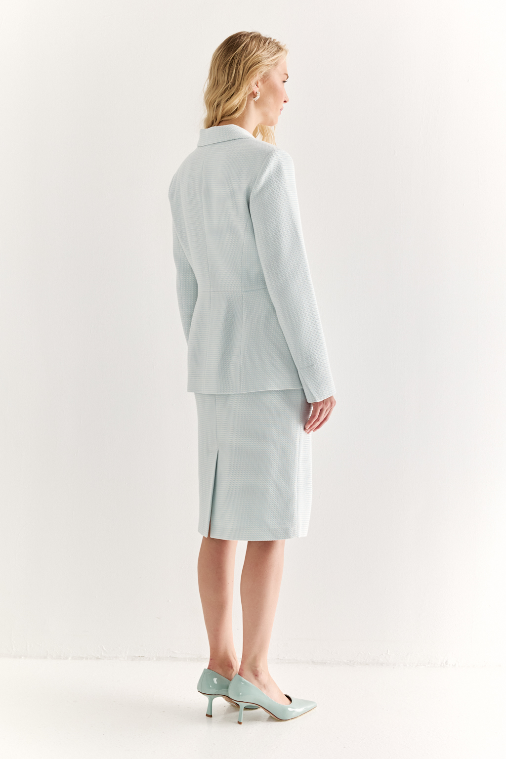 Жакет с акцентом на бёдра в стиле Dior: графика формы и выразительная деталь

Этот жакет — настоящий statement piece для современного гардероба. Приталенный крой и подкладные декоративные элементы на линии бёдер формируют выразительный силуэт «песочные часы», подчёркивая женственность, динамику и уверенность.

Застёжка на одну кнопку украшена декоративной акцентной пуговицей — изящный штрих, который завершает образ и делает его запоминающимся. Чёткие линии, английский воротник и продуманная длина добавляют силуэту архитектурности и актуального звучания.

Архитектура фигуры. Деталь, которая решает всё.