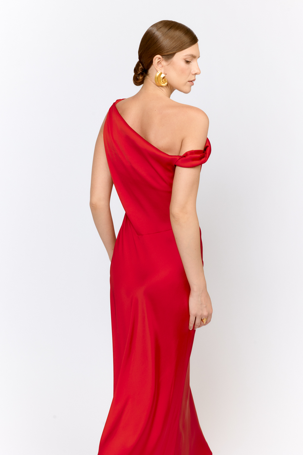 Изящное платье длины макси с асимметричными бретелями скроенное по косой из струящейся плательной ткани с атласной фактурой. Крой по косой обеспечивает свободу движений и позволяет ткани красиво струиться по фигуре. Преимущества ткани: матовый перелив создает утонченный благородный блеск, материал устойчив  к деформациям и сохраняет  форму при носке. Приятен к телу и обеспечивает комфорт в течении всего дня. Вискоза в составе придает мягкость и пластичность. Район добавляет прочность и износостойкость, сохраняя легкость изделия.