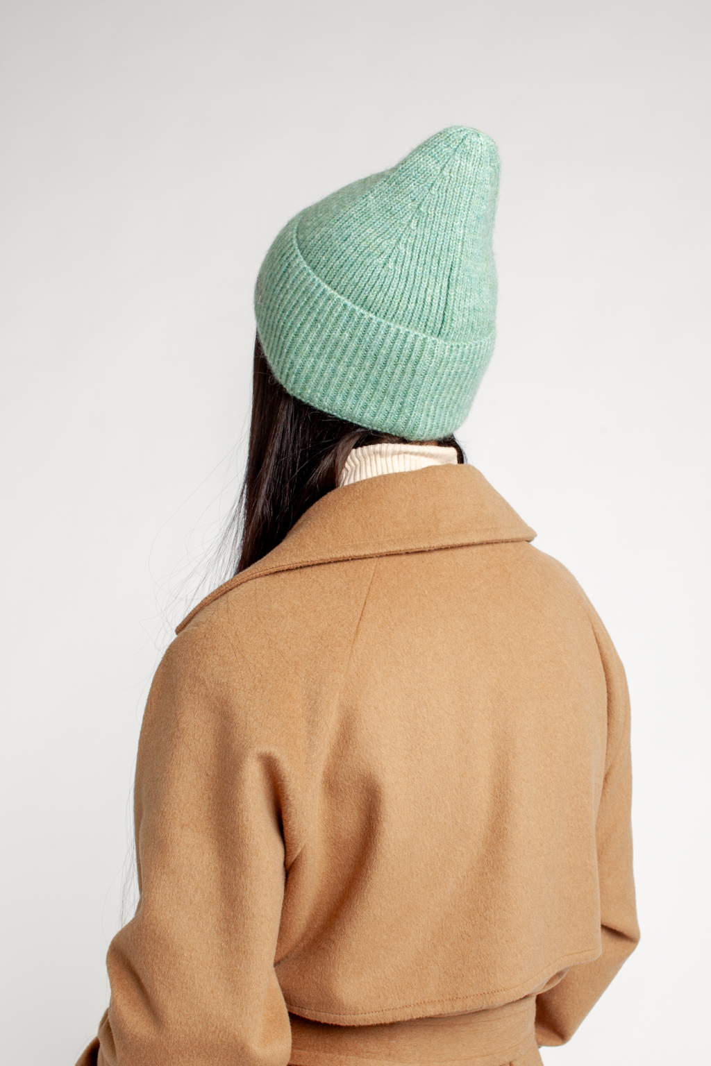 Шапка женская с отворотом. Является совершенным аксессуаром для утепления в осенний и зимний сезон.